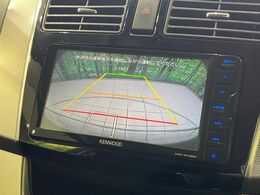 【バックカメラ】駐車時に後方がリアルタイム映像で確認できます。大型商業施設や立体駐車場での駐車時や、夜間のバック時に大活躍！運転スキルに関わらず、今や必須となった装備のひとつです！