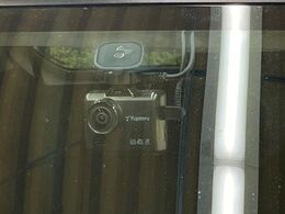 【ドライブレコーダー】安心・安全なカーライフに必須のドライブレコーダーを装備！走行中はもちろん、あおり運転や事故に遭遇した際の状況も映像で記録し、万一のリスクに備えます。