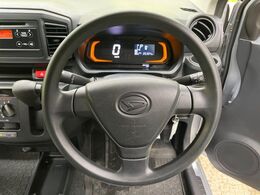 【スマートアシストIII】走行中に前方の車両と歩行者を認識。衝突の危険が高いと判断した場合に警報や緊急ブレーキで衝突回避や衝突時の被害を軽減。さらに車線逸脱警報・前後誤発進抑制機能もセットで装備！