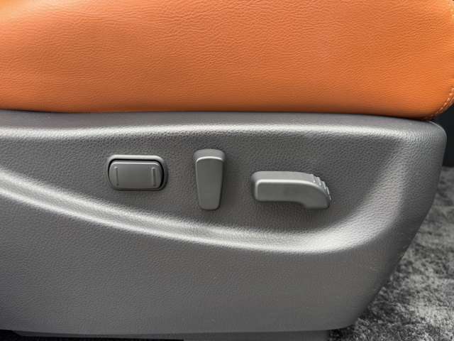 電動シートで、軽い力でスムーズに動かすことができます！