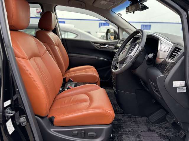 ふっくらとクッション性のあるシートが運転姿勢をしっかりと支えてくれます！ワイドな視界で、運転しやすいですよ！