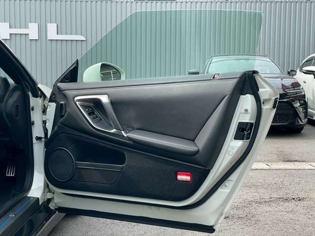 運転席側のドア内張です！目立つ傷等も無く綺麗に保たれております！ご納車時には当社スタッフによる徹底的なクリーニング後ご納車させていただきます！