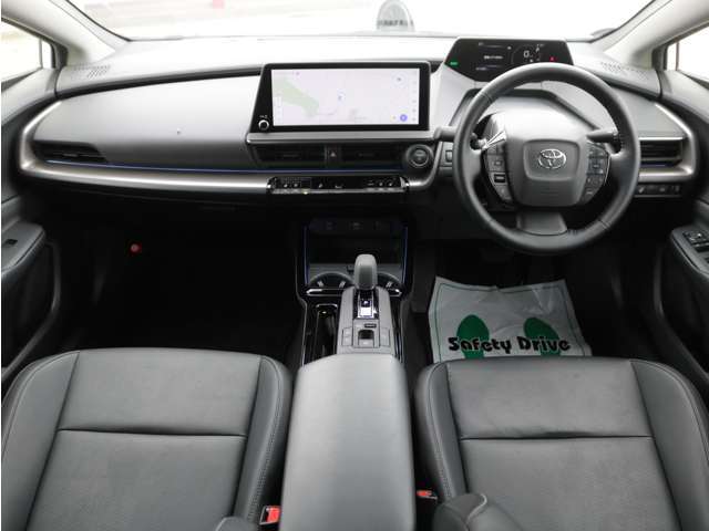 すっきりとしたプリウスらしいデザインのダッシュ回り！フロントビューの視認性もよく運転しやすいと思います★