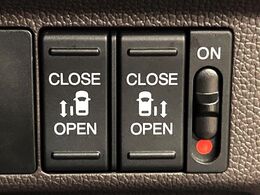 【両側スライドドア】駐車場で隣の車との間隔が狭く乗りにくい時、スライドドアなら安心！ドアオープン時も幅を取らず、開口部が広いので乗り降りがとっても簡単です。大きな荷物の出し入れも後席から可能♪