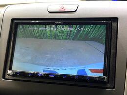【バックカメラ】駐車時に後方がリアルタイム映像で確認できます。大型商業施設や立体駐車場での駐車時や、夜間のバック時に大活躍！運転スキルに関わらず、今や必須となった装備のひとつです！
