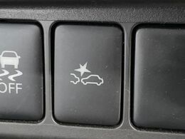 【三菱e-Assist】走行中に前方の車両等を認識し、衝突しそうな時は警報とブレーキで衝突回避と被害軽減をアシスト。より安全にドライブをお楽しみいただけます。