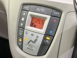 【オートエアコン】一度お好みの温度に設定すれば、車内の温度を検知し風量や温度を自動で調整。暑い…寒い…と何度もスイッチ操作をする必要はありません。快適な車内空間には必須の機能ですね♪