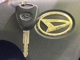 【キーレス】少し離れた場所からでもボタン一つでドアの開錠・施錠ができるのでとっても便利！ドアの鍵穴周りに傷をつけることもありません♪