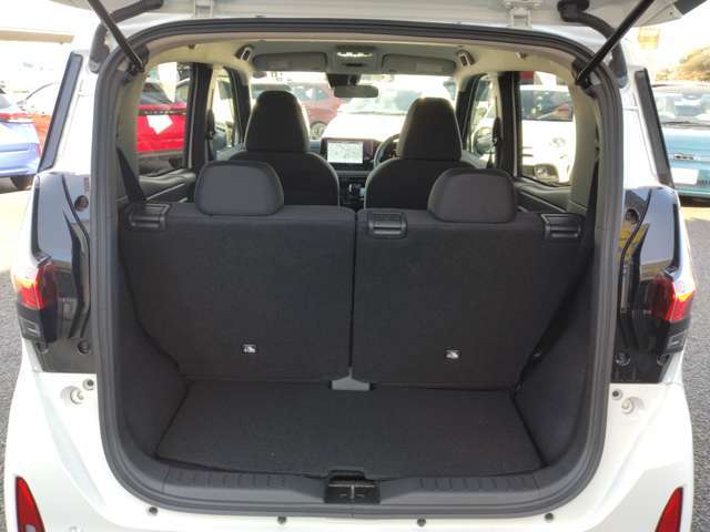 広いラゲッジスペースです♪間口も広く、荷物の出し入れも快適！