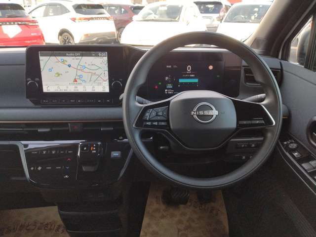 広々とした運転席周り！収納や物を置く場所もあり快適に過ごせる空間です！