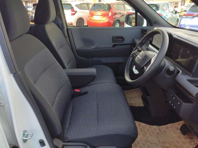 ☆ブラック系内装☆落ち着いた色合いで車内の雰囲気も明るくなる内装インテリアです♪