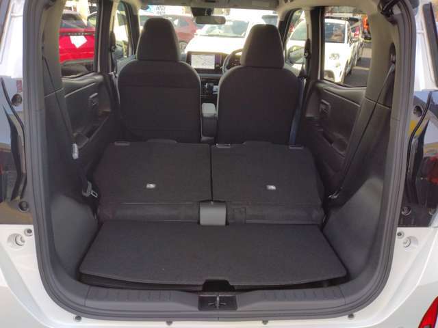 後席を倒せば大きな荷物もたくさん積み込めます♪