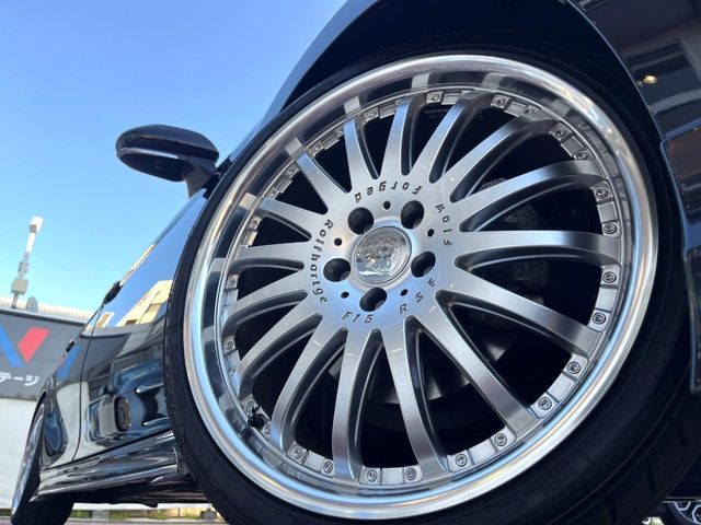 【20インチアルミホイール】外観にマッチしたアルミホイールを装着しております。各種アルミホイールや、スタッドレスタイヤも取扱いしております。是非ご相談ください♪