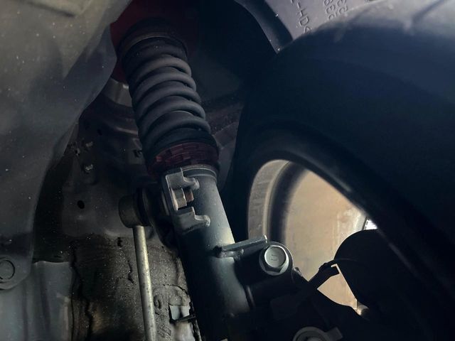 お車を安心してお乗りいただく為には、足回りの定期点検が欠かせません。サービスサポート（有償保証）では無料点検もご提供しており、安心のカーライフをお過ごしいただけるサポート体制が整っています。