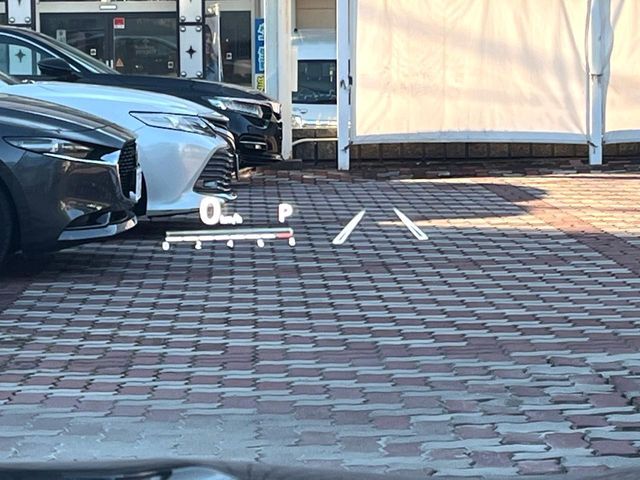 【カラーヘッドアップディスプレイ】現在の速度や走行情報をデジタル表示で運転席前方のガラスに投影！カラー付きで視認性も高く、運転中目線をずらさず必要な情報を確認できるのでとっても便利で安心！