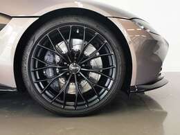 新車時メーカーオプションとなります21インチ・サテンブラックのホイール。繊細なスポークが嫌みなく主張しています。