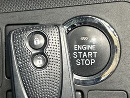 【キーレス】少し離れた場所からでもボタン一つでドアの開錠・施錠ができるのでとっても便利！ドアの鍵穴周りに傷をつけることもありません♪