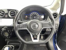 【ステアリング】軽い力で扱いやすいハンドルです。目立つ傷やスレなどなく綺麗な状態です！除菌プランいれていただくとさらに快適に！清潔なお車はお子様にも安心ですね！