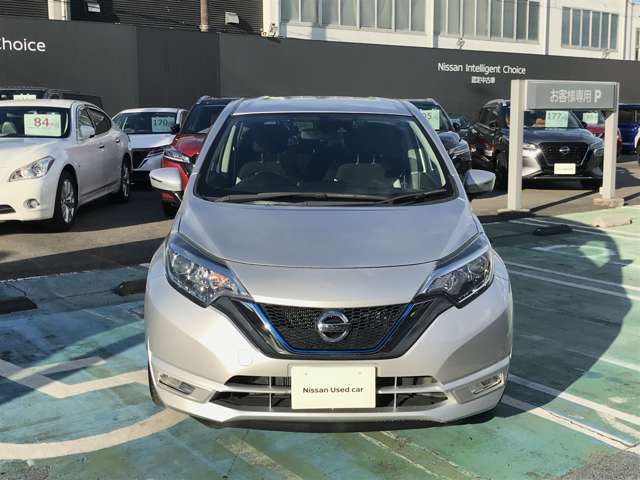 日産のブランドを象徴するVモーショングリルです。