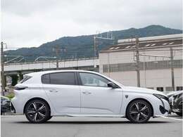 【認定中古車保証】全国のプジョー正規ディーラーにて保証・修理が受けられる1年間の長期保証（走行距離無制限）を付帯。納車前に車検相当の67項目を含む117項目の安心点検と主要な消耗品を点検交換。