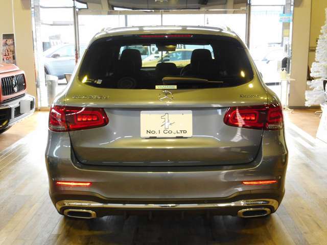 弊社では全車AIS（検査専門機関）の査定を受けており、300項目以上を検査したAISの車両品質評価書を付けてお渡しいたします。