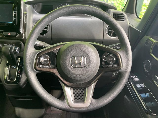 インテリアに合わせたデザインのステアリングは、運転される方のことも考え、運転しやすい形状、大きさです。是非一度、実際に触ってお確かめください。