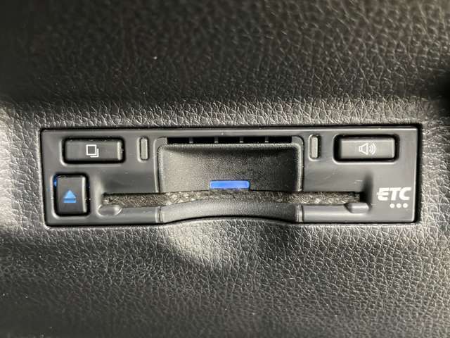 【ETC】有料道路を利用する際に料金所で停止することなく通過できる、ETC車載器（ノンストップ自動料金収受システム機器）が装備されています。セットアップを行うことで利用可能になります。