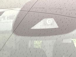 【インテリジェントエマージェンシーブレーキ】フロントカメラで前方の車両や歩行者を検知。衝突しそうな時は衝突被害軽減ブレーキが作動、衝突回避をサポート。より安全にドライブをお楽しみいただけます。