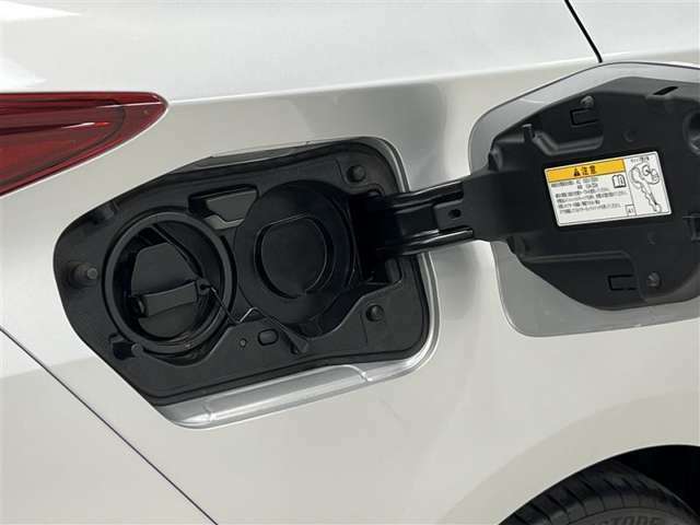 充電とガソリン、どちらでも走行可能なPHEV！充電ポートは車体右側にあります！