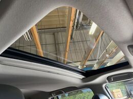 【サンルーフ】開放感たっぷりの希少装備、サンルーフが装着されています！車内に明かりを取り入れたり景色を楽しむ以外にも、車内の空気も簡単に換気できて快適です！