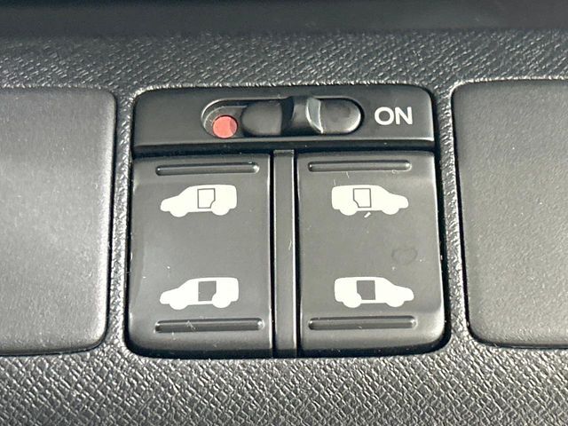【両側パワースライドドア】スマートキーや運転席のスイッチで後席両側スライドドアの開閉が可能♪電動だから力を入れてドアを開ける必要が無く、小さなお子様でも簡単に開け閉めでき快適です♪