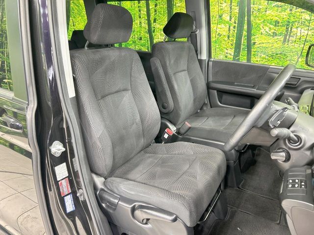 運転席まわりには十分なスペースがあり、大柄な方でもゆったり運転していただける環境です。