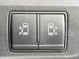 【両側パワースライドドア】スマートキーや運転席のスイッチで後席両側スライドドアの開閉が可能♪電動だから力を入れてドアを開ける必要が無く、小さなお子様でも簡単に開け閉めでき快適です♪