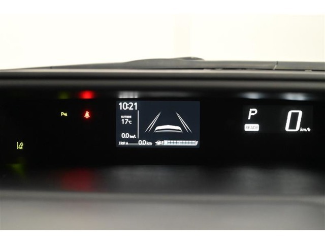 「スピードメーター」 ＋ 「マルチインフォメーションディスプレイ」　視線移動を少なくするため、メーターをセンターに配置。デジタル表示でとても見やすく安全運転のお役に立ちます。