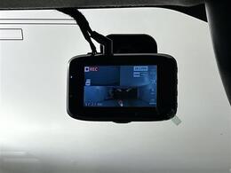 【電動リアゲート】荷物を抱えた状態でもリアゲートの開閉が可能です！お買い物時やアウトドアの際に役立ちますね。