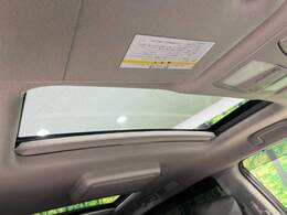 【サンルーフ】開放感たっぷりの希少装備、サンルーフが装着されています！車内に明かりを取り入れたり景色を楽しむ以外にも、車内の空気も簡単に換気できて快適です！
