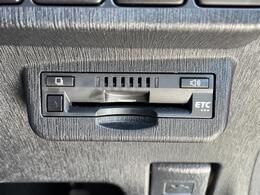 【ETC】有料道路を利用する際に料金所で停止することなく通過できる、ETC車載器（ノンストップ自動料金収受システム機器）が装備されています。セットアップを行うことで利用可能になります。