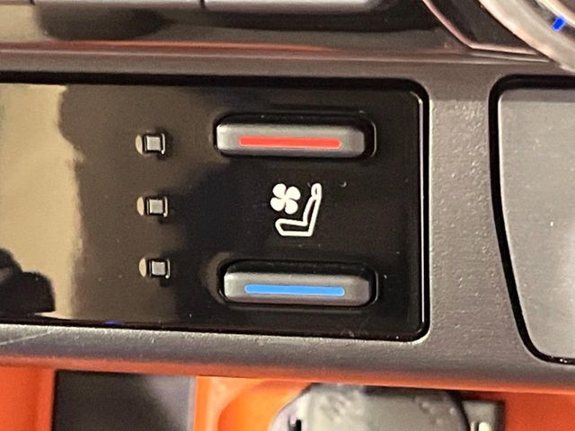 【シートベンチレーション】夏場は涼しい風でお尻や背中の熱やムレを防ぎ、冬はエアコンよりも早く温まってポカポカに！季節を問わず快適に過ごせます。