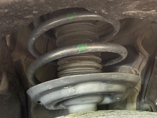 お車を安心してお乗りいただく為には、足回りの定期点検が欠かせません。サービスサポート（有償保証）では無料点検もご提供しており、安心のカーライフをお過ごしいただけるサポート体制が整っています。