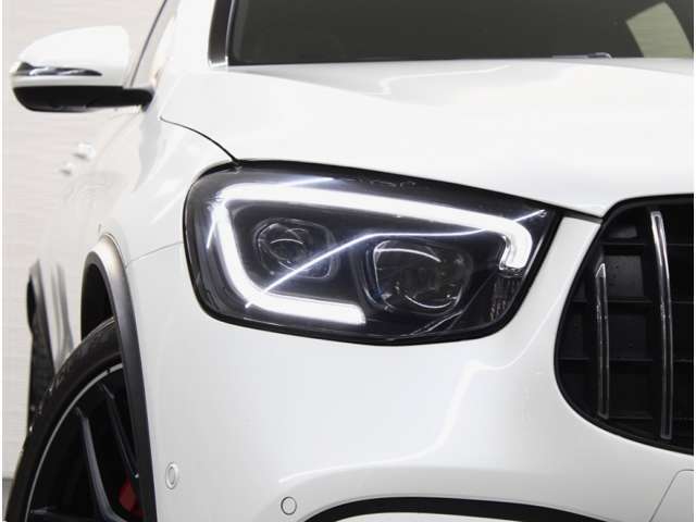 SUV特有の使用感はとても少なく心地よい禁煙の室内はお洒落なブラックナッパレザーシートに全席シートヒーター、開放感あるパノラミックスライディングルーフ付！！