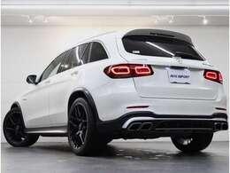 美しい外装色ダイヤモンドホワイトにGLC63S専用AMGスタイリングパッケージ＆専用21インチアルミホイール＆レッドブレーキキャリパーが迫力有るエクステリアを演出！！