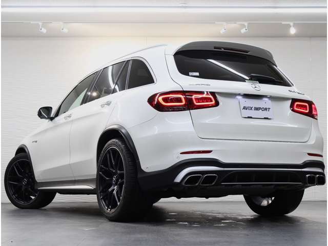 美しい外装色ダイヤモンドホワイトにGLC63S専用AMGスタイリングパッケージ＆専用21インチアルミホイール＆レッドブレーキキャリパーが迫力有るエクステリアを演出！！