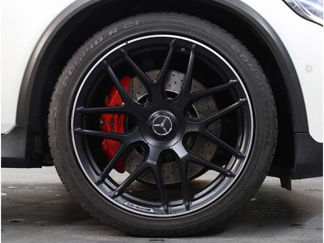 V型8気筒ツインターボエンジンと電子制御9速AT（9G-TRONIC）がダイナミックな走行性と優れた低燃費を実現！！　実用性と先進性を兼ね揃えた人気車輌をお届け致します！！