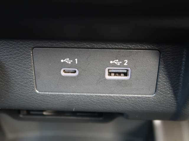 USBは2系統　通常タイプとtype-C　データー通信可能