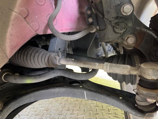 お車を安心してお乗りいただく為には、足回りの定期点検が欠かせません。サービスサポート（有償保証）では無料点検もご提供しており、安心のカーライフをお過ごしいただけるサポート体制が整っています。
