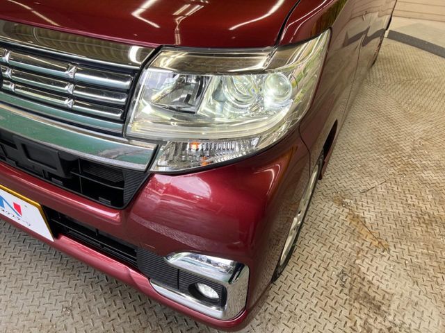 【LEDヘッドライト】悪天候や夜間走行時も良好な視界を確保し安心して運転できる高輝度LEDヘッドライトを装備！点灯速度が早く、消費電力も抑えられています。