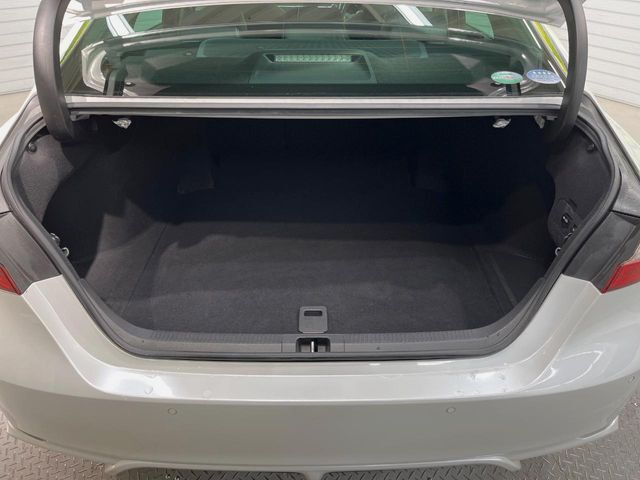 ラゲッジルームは、大容量のスペースを確保。普段のお買い物からレジャーまで、幅広く活躍してくれます！また、リアシートを倒すことでバリエーション豊かにお使いいただけます。