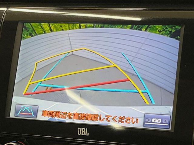 【バックカメラ】駐車時に後方がリアルタイム映像で確認できます。大型商業施設や立体駐車場での駐車時や、夜間のバック時に大活躍！運転スキルに関わらず、今や必須となった装備のひとつです！
