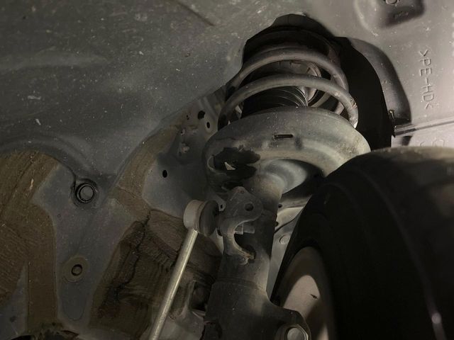 お車を安心してお乗りいただく為には、足回りの定期点検が欠かせません。サービスサポート（有償保証）では無料点検もご提供しており、安心のカーライフをお過ごしいただけるサポート体制が整っています。