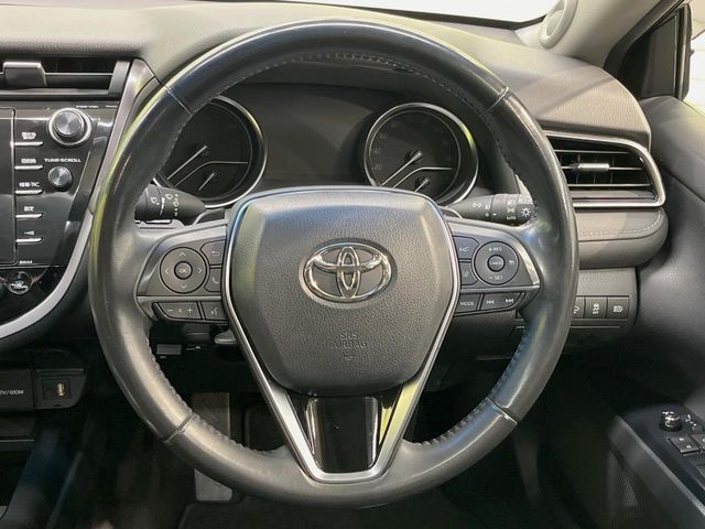 【パドルシフト】ハンドルから手を離さずに素早くシフトアップ＆ダウンができるので、エンジンブレーキを使う下り坂や高速道路の合流で加速したい場面で役立ちます。